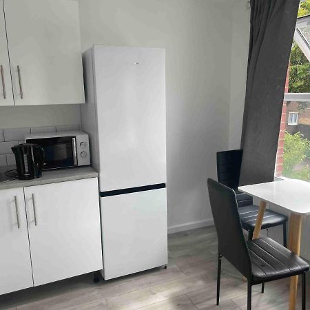 Studio Flat Private Shower Wc And Kitchenette 런던 외부 사진