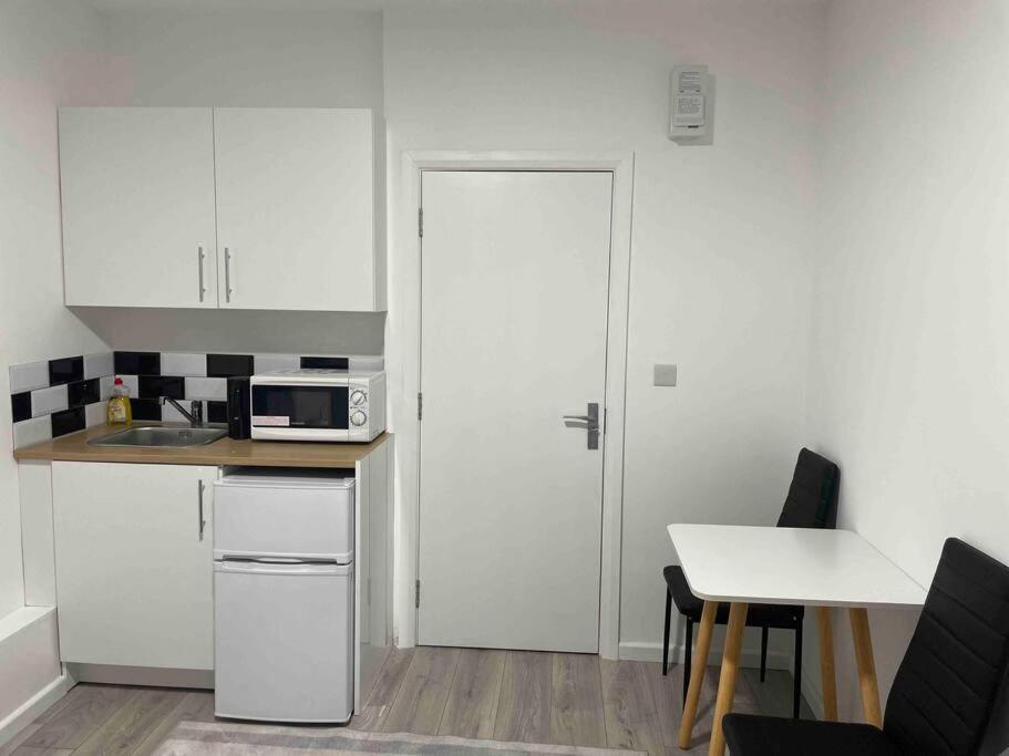 Studio Flat Private Shower Wc And Kitchenette 런던 외부 사진