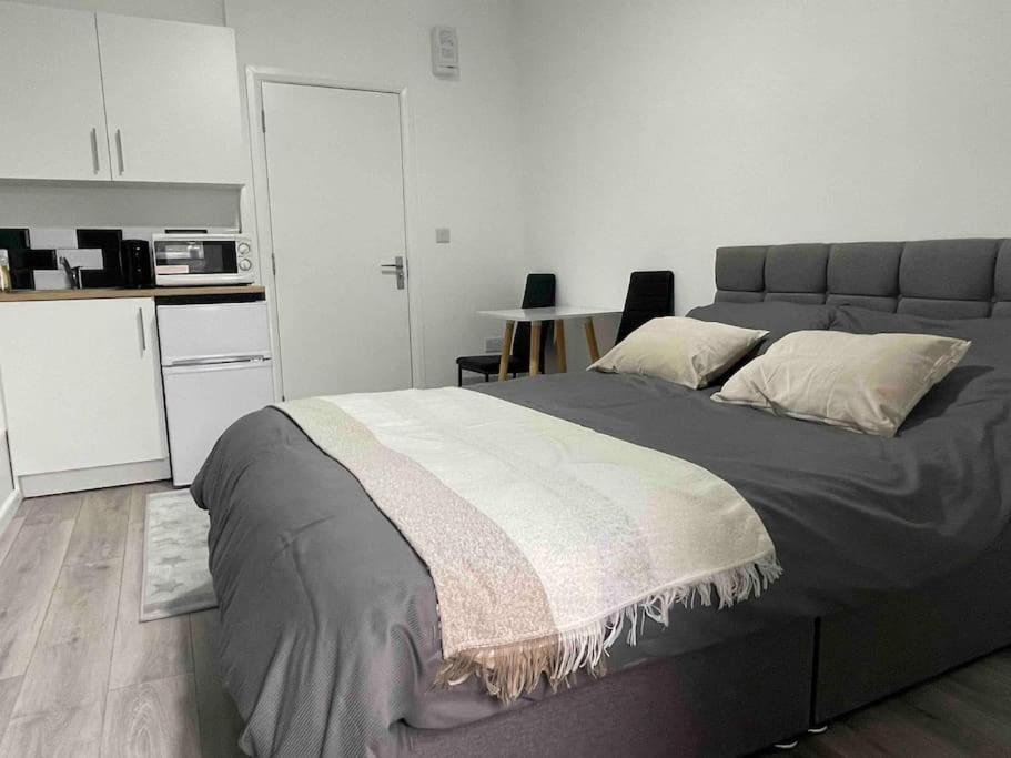 Studio Flat Private Shower Wc And Kitchenette 런던 외부 사진
