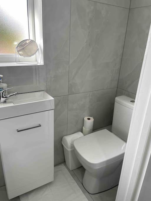 Studio Flat Private Shower Wc And Kitchenette 런던 외부 사진