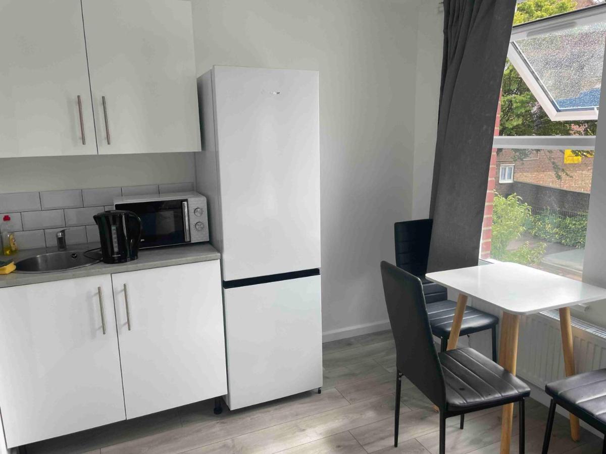 Studio Flat Private Shower Wc And Kitchenette 런던 외부 사진