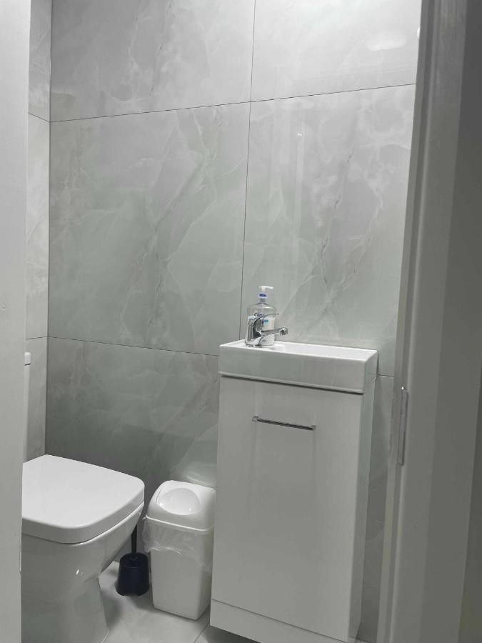 Studio Flat Private Shower Wc And Kitchenette 런던 외부 사진