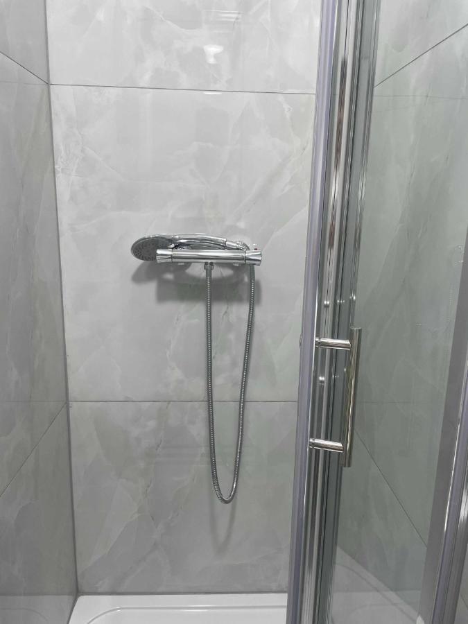 Studio Flat Private Shower Wc And Kitchenette 런던 외부 사진