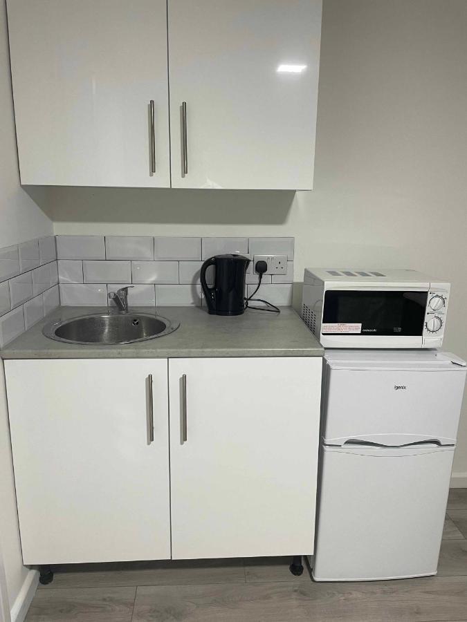 Studio Flat Private Shower Wc And Kitchenette 런던 외부 사진