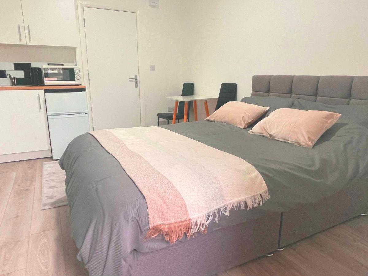 Studio Flat Private Shower Wc And Kitchenette 런던 외부 사진